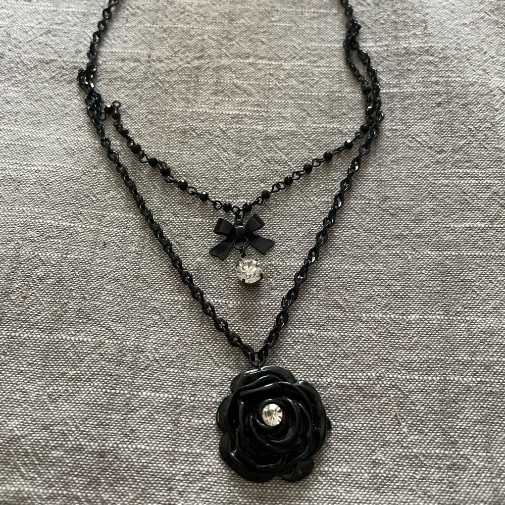 Betsey Johnson necklace - Picture 5 of 8